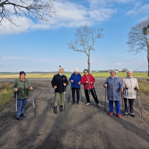 uczestnicy podczas spaceru