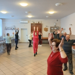 uczestnicy podczas zajęć ruchowych
